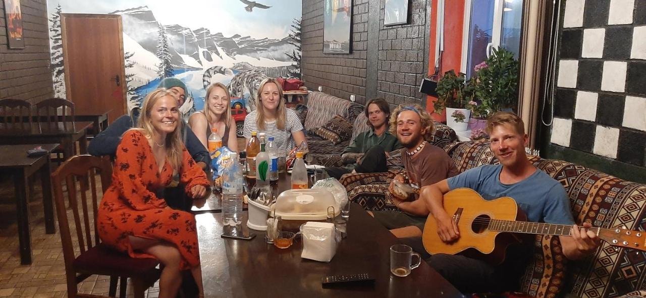 Snow Leopard Hostel Karakol Esterno foto