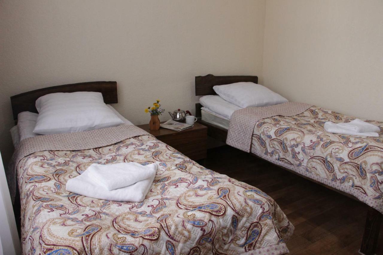 Snow Leopard Hostel Karakol Esterno foto