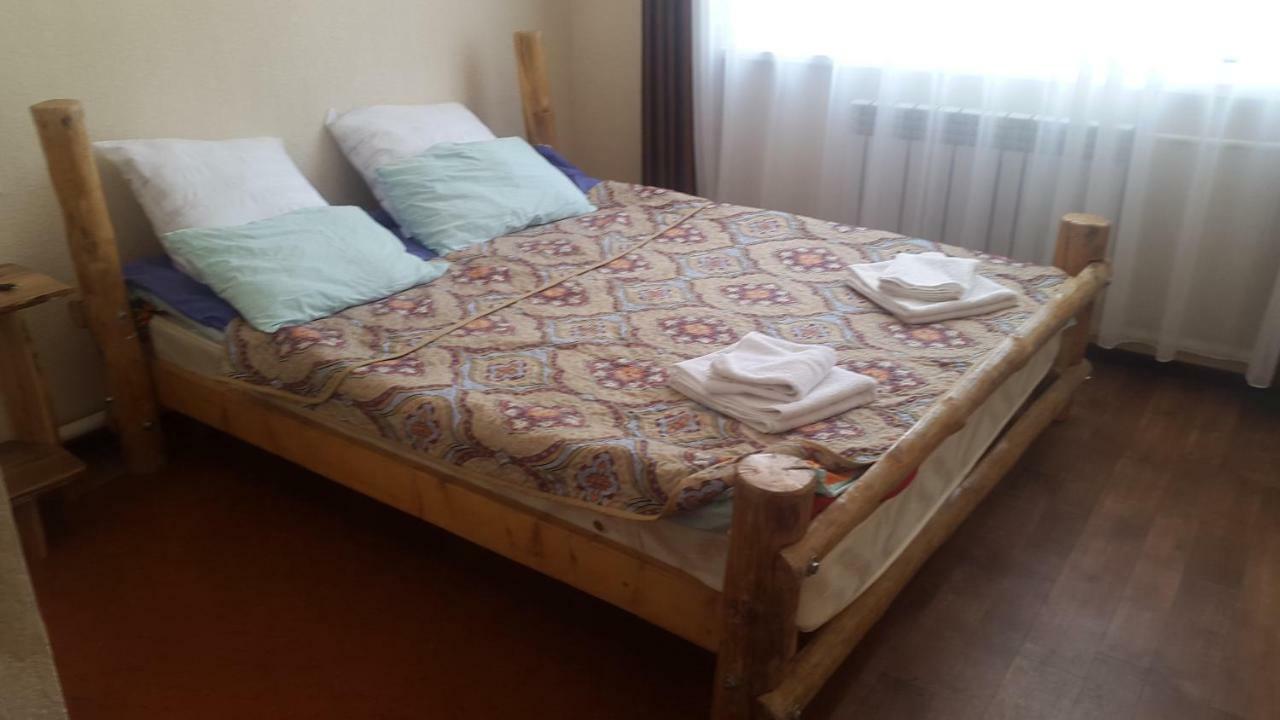 Snow Leopard Hostel Karakol Esterno foto